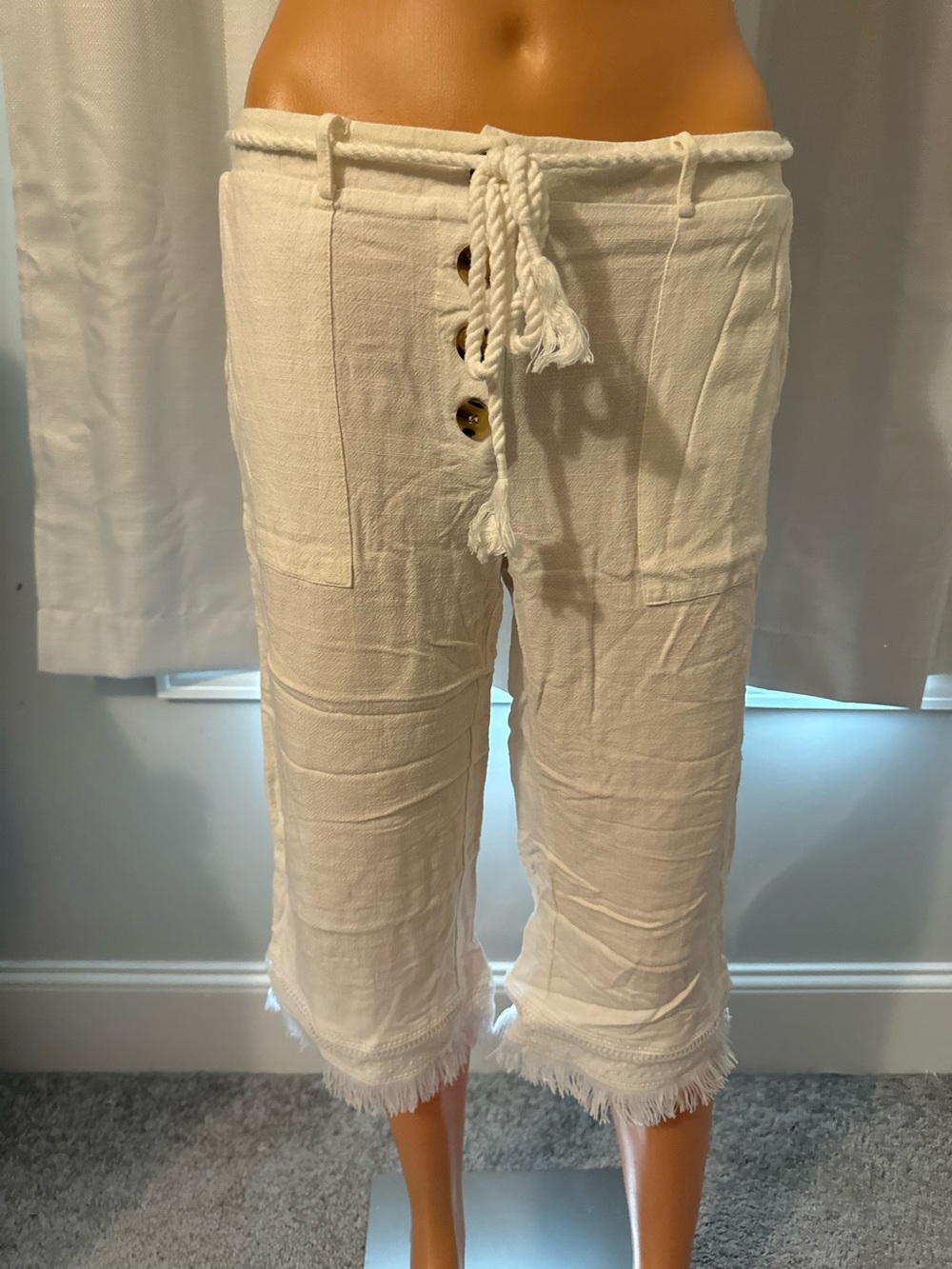 Cool Urban Romantics size L white fringe hem belted button front capri pants